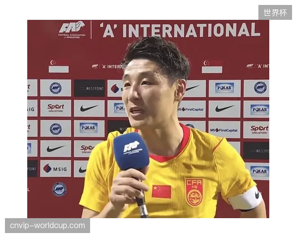 武磊在国足对阵新加坡的比赛中替补登场，完成了个人代表国家队出战的第100场比赛